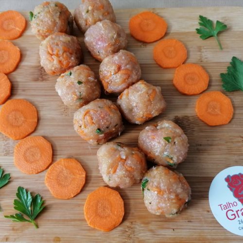 Almôndegas Aves cenoura e salsa
