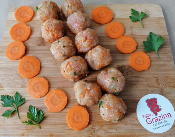 Almôndegas Aves cenoura e salsa